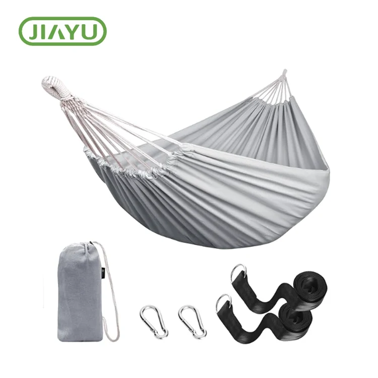 Një person i vetëm leckë në natyrë Hammock